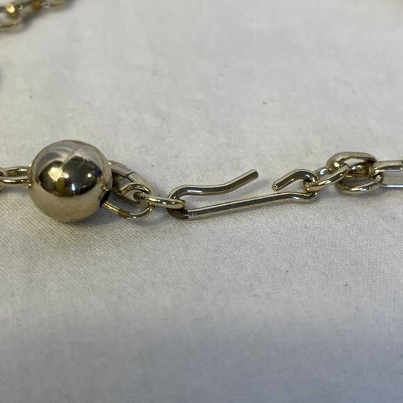 Cream Flowers Rhinestone Center Gold Tone Backing 15 In Necklace and Earrings - Picture 9 of 10